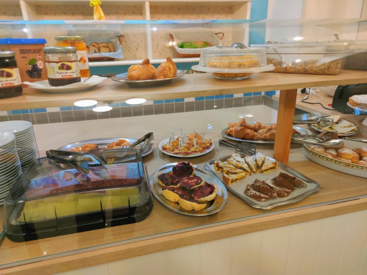 Hotel Adria B&B - Colazione Fino Alle 12 Misano Adriatico Exterior photo